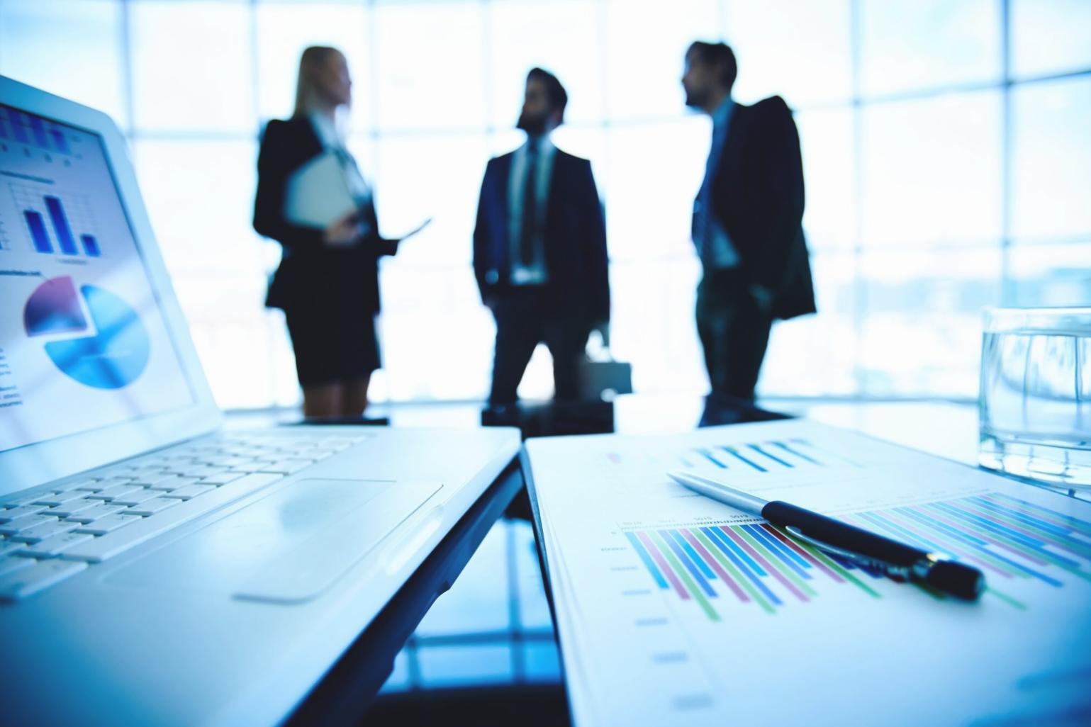 Équipe eoxoservialo travaillant sur des stratégies financières innovantes